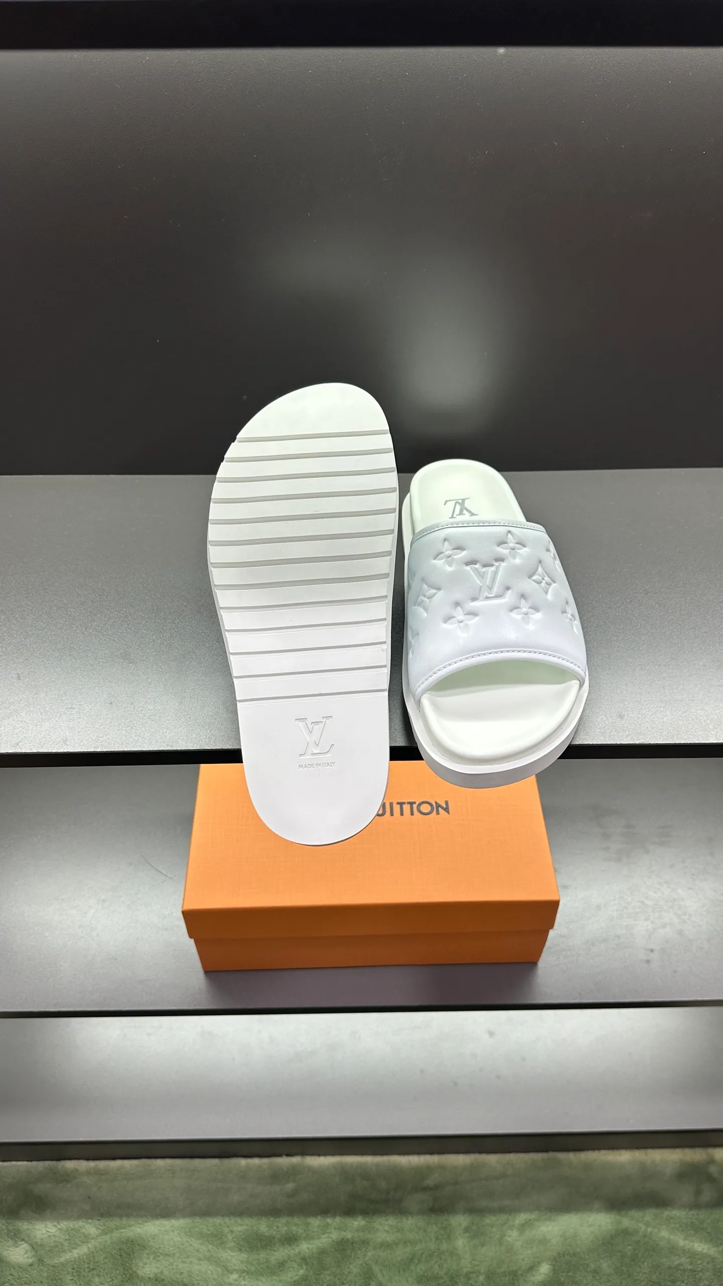 [L Home] P: 300💰Size: 38-45 Top purchasing lv men's summer slippers, classic presbyopia with soft real leather lining, unique color splicing effect, distinctive personality, fashionable and trendy essential style, light and comfortable. Lightweight and tough rubber insole, micro ridged foam outsole, super comfortable!